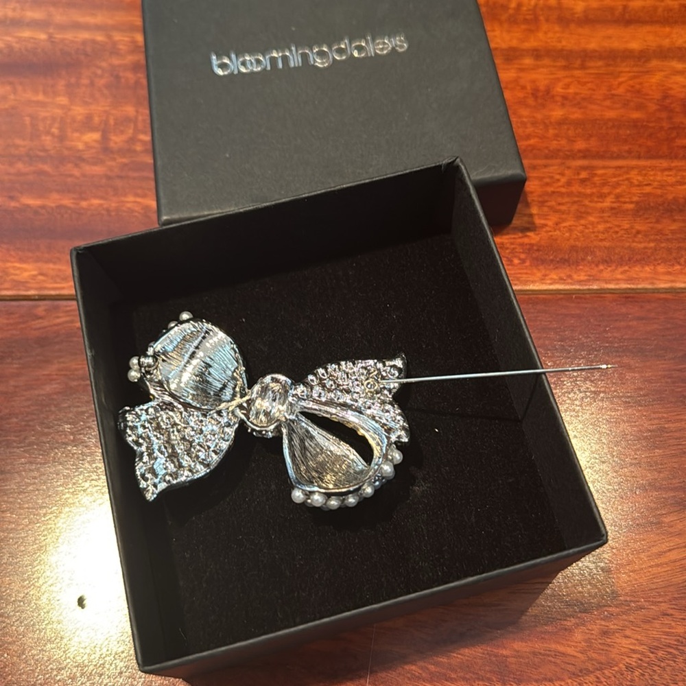 Bloomingdale's Silver Bow Brooch Swarovski crystal/pearls - Picture 2 of 2